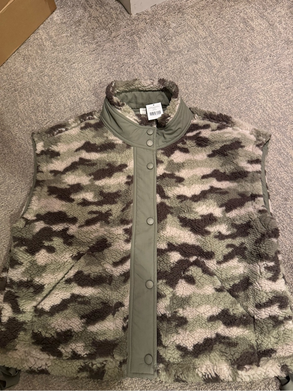 NWT Uncharted Threads Sherpa Camo Vest Olive Size M